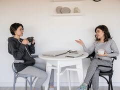 Qué significa que una persona te mire fijamente a los ojos durante una charla, según la psicología