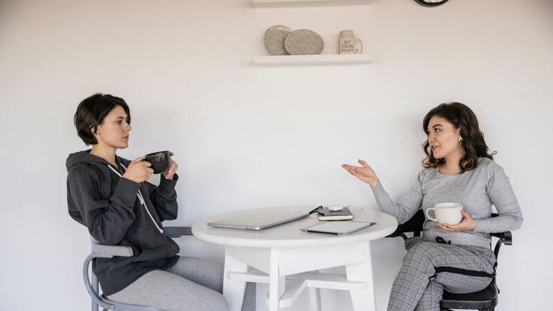 Qué significa que una persona te mire fijamente a los ojos durante una charla, según la psicología.