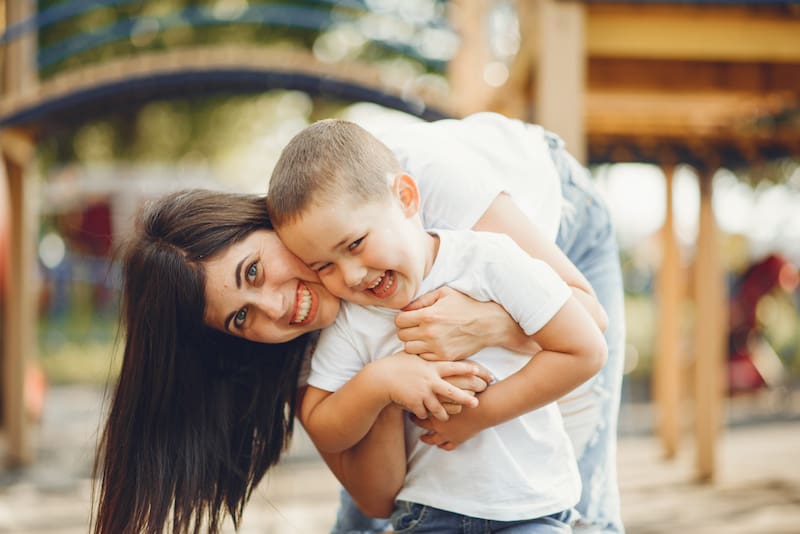 Las titulares de la AUH recibirán un aumento del 2,75% en enero.