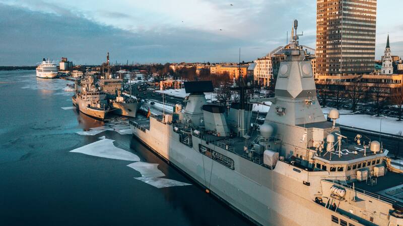 La posibilidad de desplegar infantes de marina y equipos pesados, le otorga una ventaja estratégica en conflictos donde se requiera movilizar tropas rápidamente.