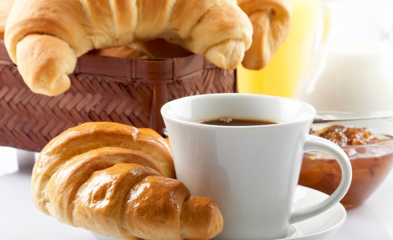 Las medialunas acompañan al café.