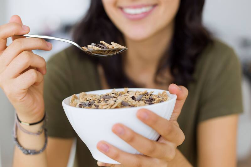 La neuróloga Mona Bahouth asegura que los cereales azucarados son uno de los peores alimentos para el cerebro en el desayuno. (Foto: Freepik)