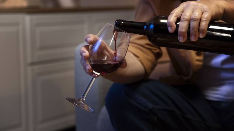 La composición del vino permite saber las razones de los dolores de cabeza que produce en ciertas personas.
