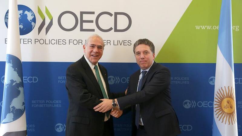 El exministro de Economía, Nicolás Dujovne, en una visita a la OCDE para apresurar el ingreso.