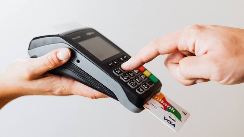 Por qué es un error pagar la compra del supermercado con tarjeta de crédito en 2024.