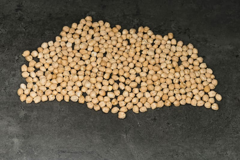 Remojar los garbanzos antes de cocinarlos puede mejorar significativamente su digestibilidad y reducir la formación de gases. (Fuente: Unsplash)