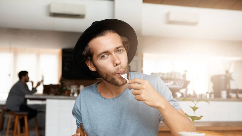 Las proteínas son esenciales para la regeneración celular y la creación de anticuerpos que protegen al cuerpo de infecciones.