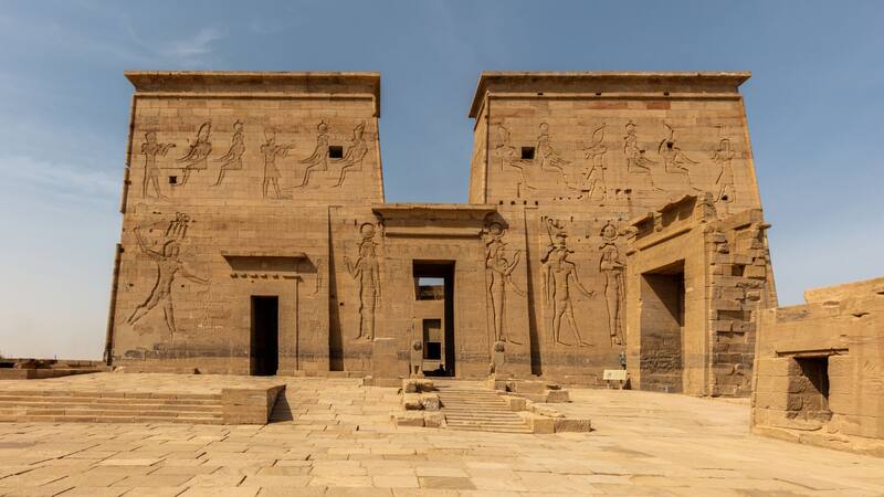Esta ciudad se halla a orillas del río Nilo, en el extremo meridional de Egipto.