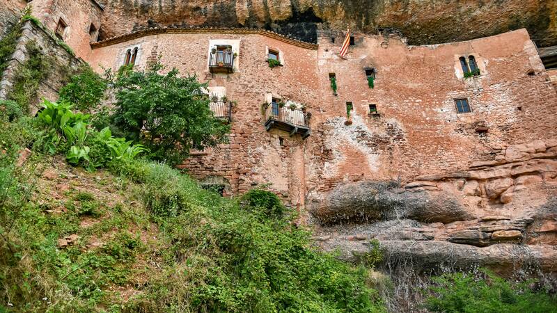 El restaurante que está incrustado en la roca que está a 1 hora de Barcelona y sirve un único plato regional riquísimo que tienes que probar ya.