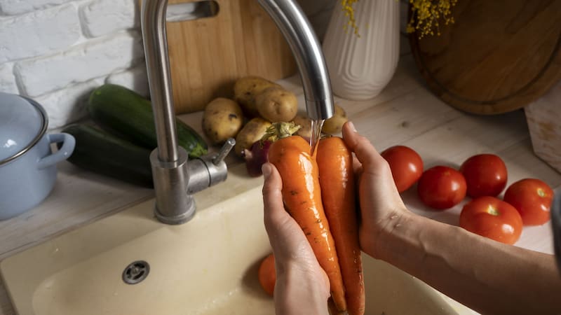 Los pesticidas pueden acumularse en la piel de frutas y verduras.