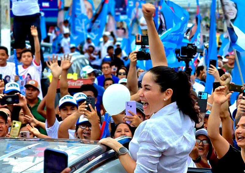 González prometió implementar políticas correístas