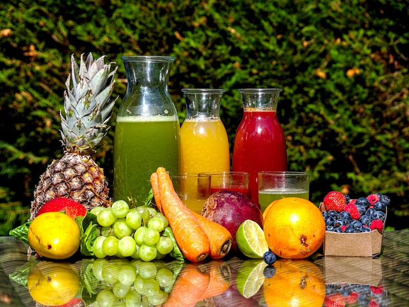 Incorporar el jugo de ananá y limón a la dieta puede prevenir enfermedades cardiovasculares (Fuente: Unsplash)