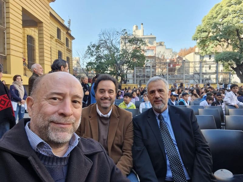 Luis Maffei (a la derecha), quien era alumno del Mariano Acosta en el centenario en 1974 y hoy es docente del colegio y abogado, festejando los 150 años con sus excompañeros y colegas Marcelo Meis y Jorge Stella.