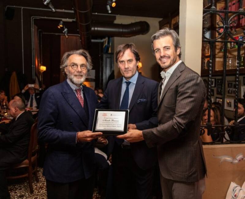 A la izquierda, Niccoló Branca, actual CEO y número uno de la destilería.