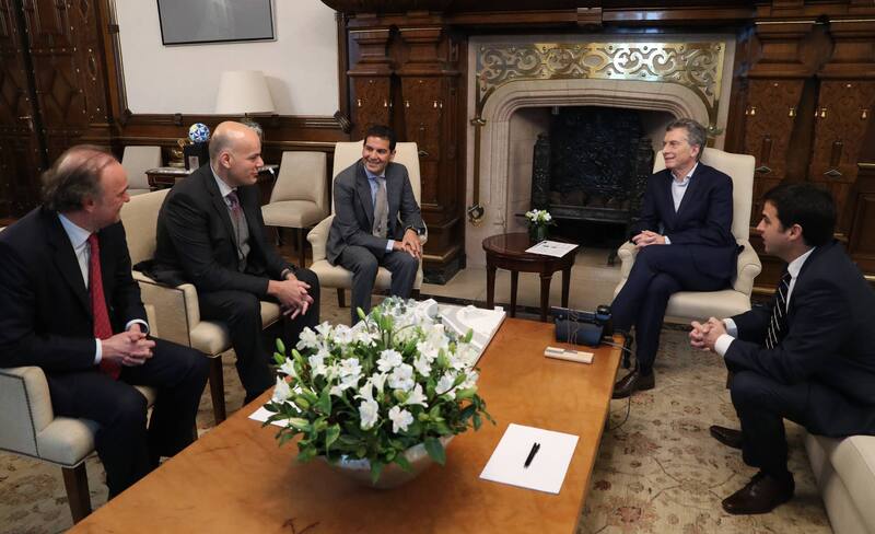 Pablo Viñals Blake (abogado de EMS), Ezra y Edmond Safra, con Mauricio Macri y Ramón Lanús, ex titular de la AABEPablo Viñals Blake (abogado de EMS), Ezra y Edmond Safra, con Mauricio Macri y Ramón Lanús, ex titular de la AABE