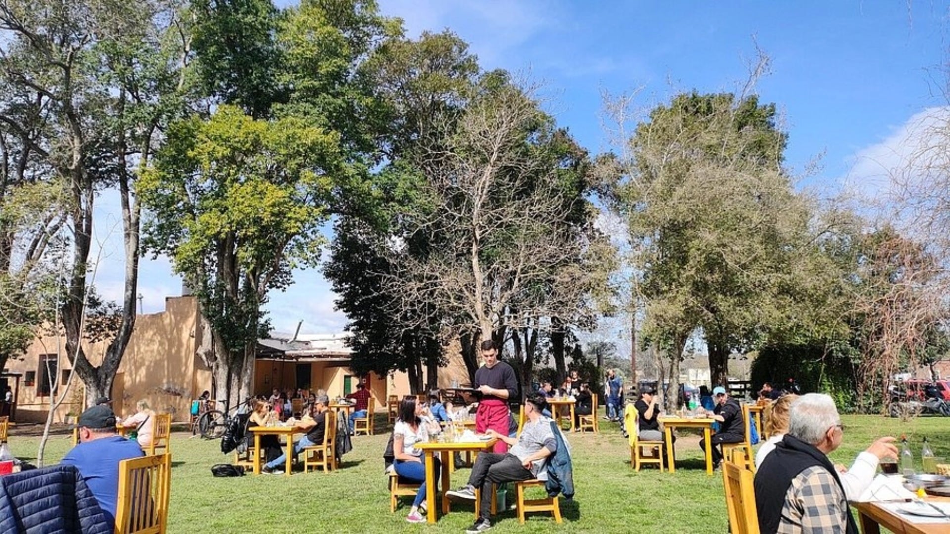 El pueblo cuenta con restaurantes tradicionales y almacenes antiguos. La parrilla al aire libre es la postal clásica del fin de semana. Foto: TripAdvisor.