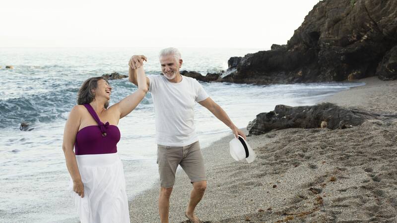 Menorca es un destino ideal para los mayores de 60 años debido a su tranquilidad y belleza natural.