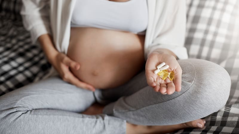 Investigaciones científicas señalan los beneficios de incorporar vitamina D durante el embarazo para el bienestar del bebe.