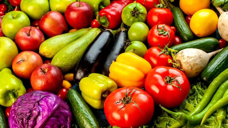 Es importante conocer qué frutas y verduras son emisoras de etileno y cuáles son sensibles a este gas para evitar problemas de maduración prematura. (Foto: Freepik)