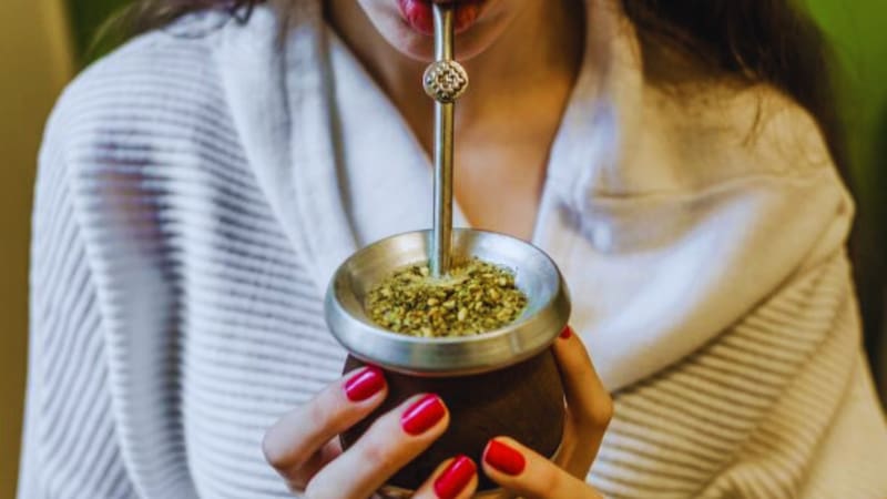 El mate con romero puede favorecer la producción natural de colágeno.