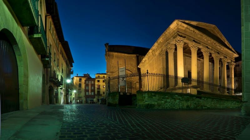 Este templo del siglo II conserva su podio, la cela central y ocho columnas reconstruidas que reflejan la majestuosidad romana. (Foto: victurisme.cat)