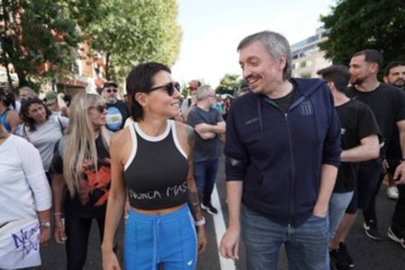 Máximo Kirchner junto a la intendenta Mayra Mendoza (Quilmes) en la marcha del 24 de marzo