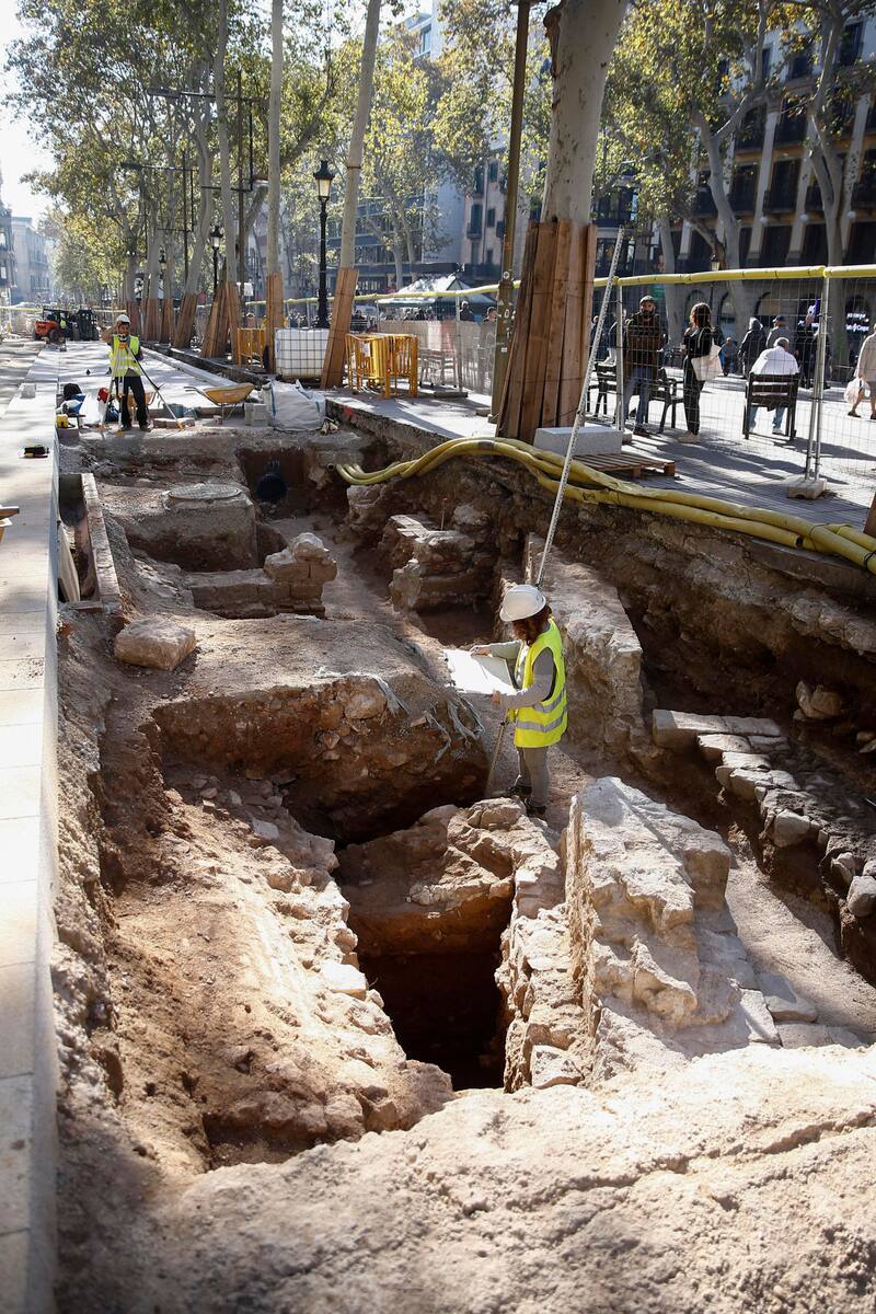 Las obras de la remodelación de la Rambla de Barcelona han dejado al descubierto muros del antiguo Estudio General, precursor de la universidad de la ciudad, así como fragmentos de la muralla del Raval, que se inició a finales del siglo XIV. Foto: EFE