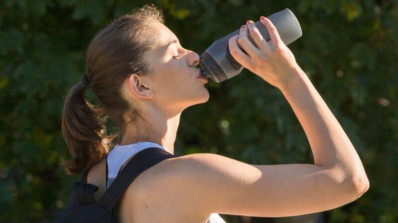 Beber agua es una de las claves para mantener una piel hidratada y reluciente. (Foto: Archivo)