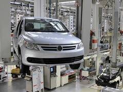 Automotrices adjudican caída de la producción a paradas por nuevos modelos