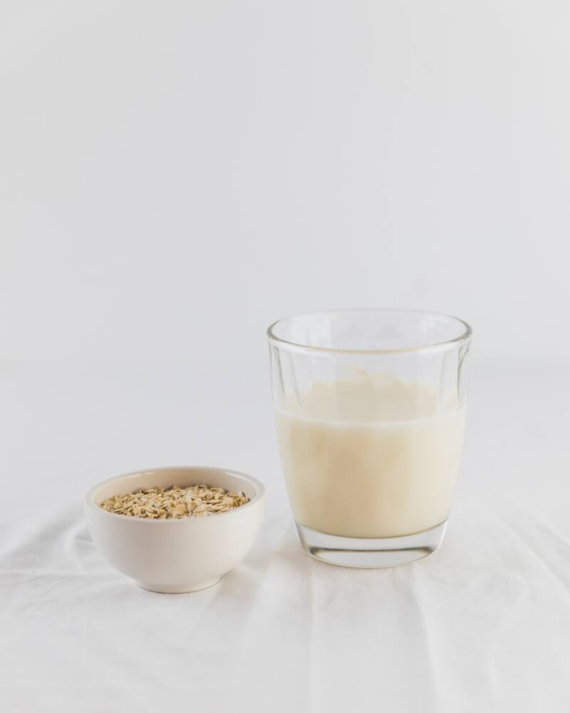 La mejor forma de consumir avena con agua para la salud del corazón. Fuente: Freepik.