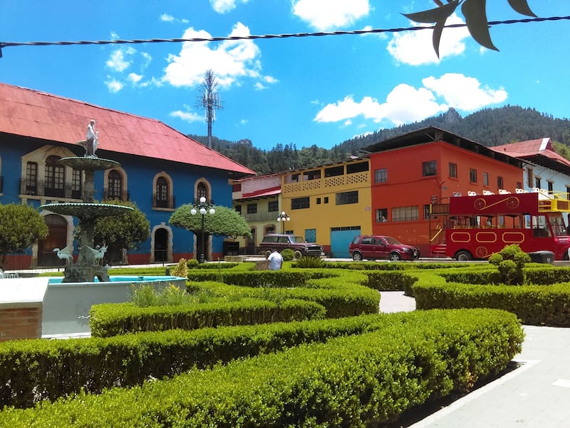 La arquitectura colonial, las calles empedradas y la atmósfera tranquila del pueblo generan una experiencia única. Foto: Instagram @mineraldelchicomagico