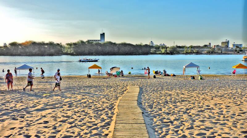 Concepción del Uruguay posee servicios de alojamiento que incluyen cabañas, bungalows y hoteles. Esto se complementa con una amplia oferta de restaurantes, parrillas, pizzerías, y confiterías.