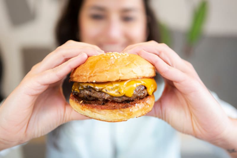Si querés tener una vida saludable, no podés comer hamburguesas. (Foto: archivo)