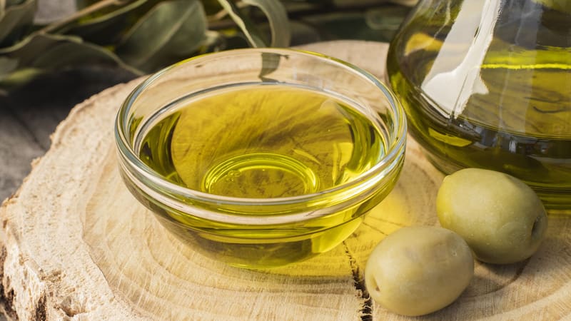 El aceite de oliva extra virgen contiene grasas saludables que pueden ayudar a regular el azúcar en sangre.