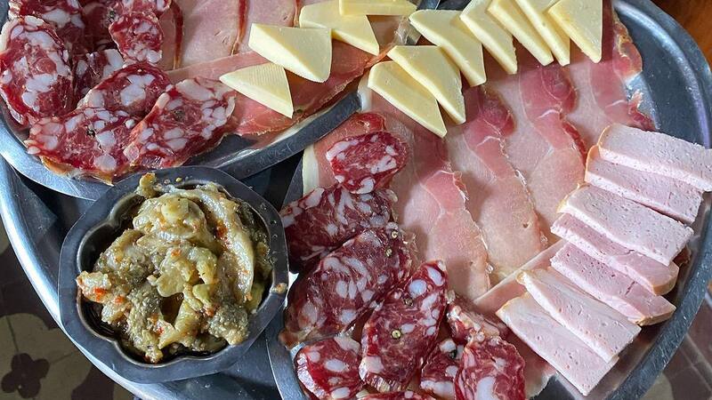 Este restaurante abre solo los fines de semana.