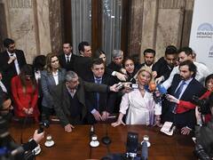 El peronismo bloqueó a Carrió y se generó un caos en Diputados