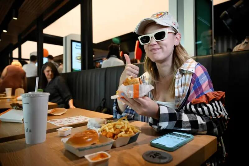 Los vasos y recipientes de la comida son idénticos a los utilizados por McDonalds pero no tienen impreso su logo. (Alexander Zemlianichenko Jr/Xinhua via Getty Images)