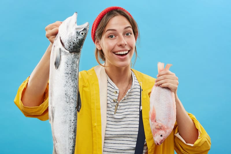 Alimentos como el salmón, atún, sardinas, mariscos y huevos son fuentes ricas en vitamina B12 (Fuente: Freepik)