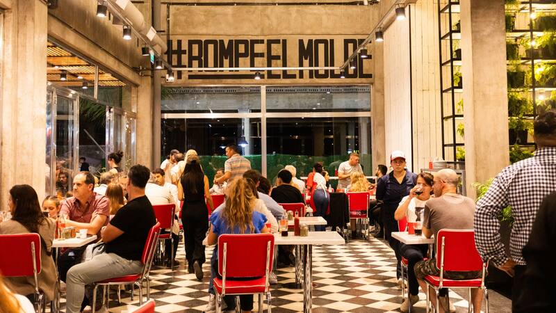 La cadena Kentucky abrió la semana pasada su local más grande, que además tiene drive-thru, en el Torcuato Mall