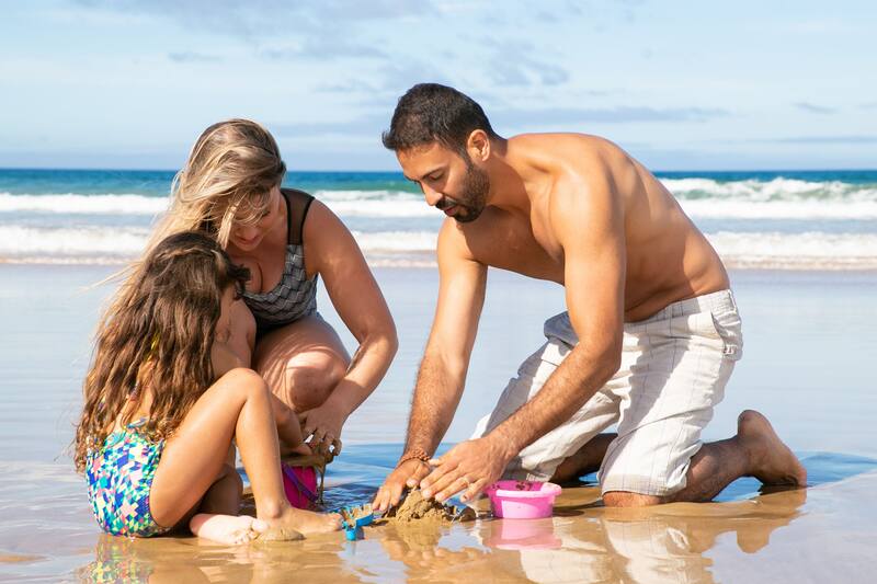 Los usuarios de Cuenta DNI pueden obtener un 30% de descuento en balnearios de la Costa Atlántica este verano. (Foto: Freepik)