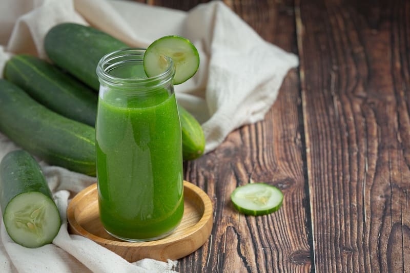Consumir jugo de pepino contribuye a mantener una adecuada hidratación gracias a su alto contenido de agua. (Foto: Freepik)