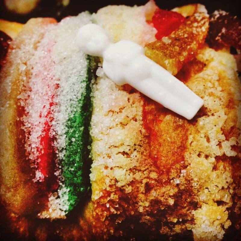 Si a una persona le toca el muñeco al cortar la Rosca de Reyes, significa que le tocan los tamales para el 2 de febrero: el Día de la Candelaria. Pero también tiene que cuidar al Niño Jesús hasta ese día, para recibir bendiciones y felicidad. Foto: Pinterest Patricia Buble