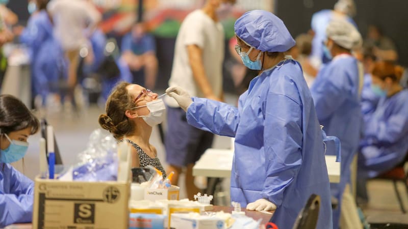 Investigadores sudafricanos dijeron que los refuerzos con vacunas de ARNm, como las que fabrican Pfizer-BioNTech, no lograron bloquear la infección por la variante.