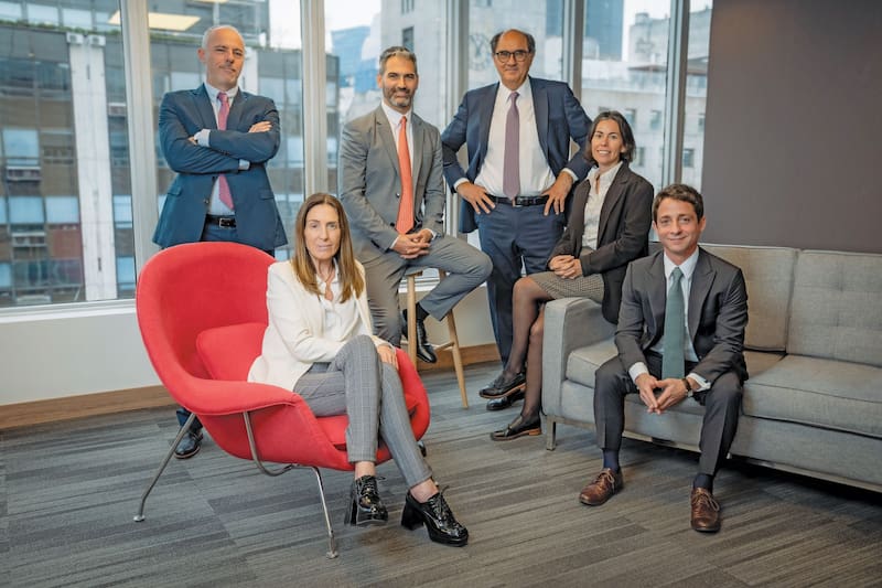 En Bomchil (25 socios; 70 asociados) son optimistas. "Los clientes, ahora, se focalizan en lo legal y el marco jurídico. Lo que les importa es si las normas están aprobadas por los mecanismos correspondientes", explican en la firma. Uno de sus milestones fue el ingreso de Eurnekian en uranio.