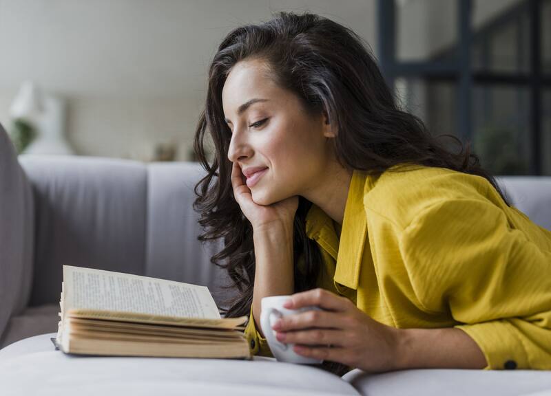 Leer diariamente es uno de los hábitos más efectivos para reducir el estrés y mejorar la salud mental, según estudios científicos. (Foto: Freepik)