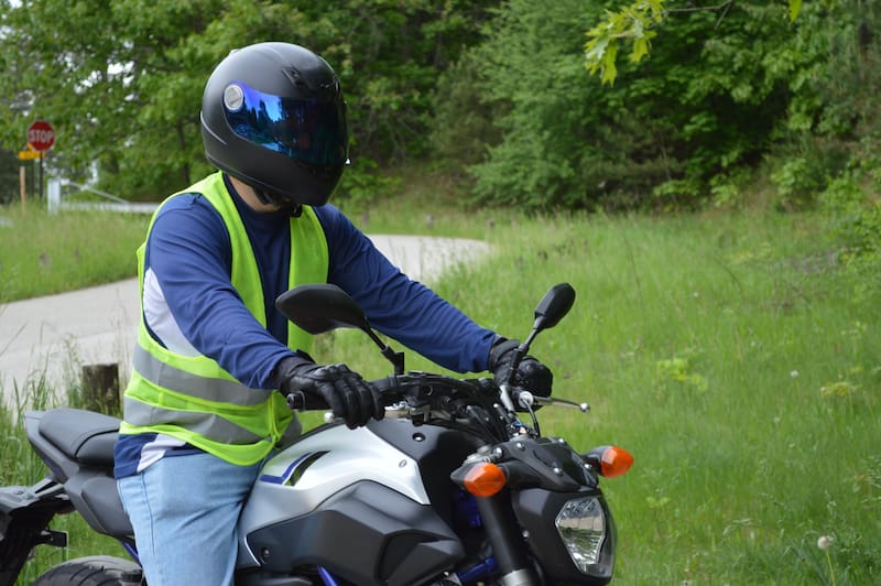 Las autoridades de tránsito recomiendan a los motociclistas llevar siempre el chaleco reflectivo en el baúl o entre sus pertenencias, incluso si no planean conducir de noche. (Fuente: shutterstock)