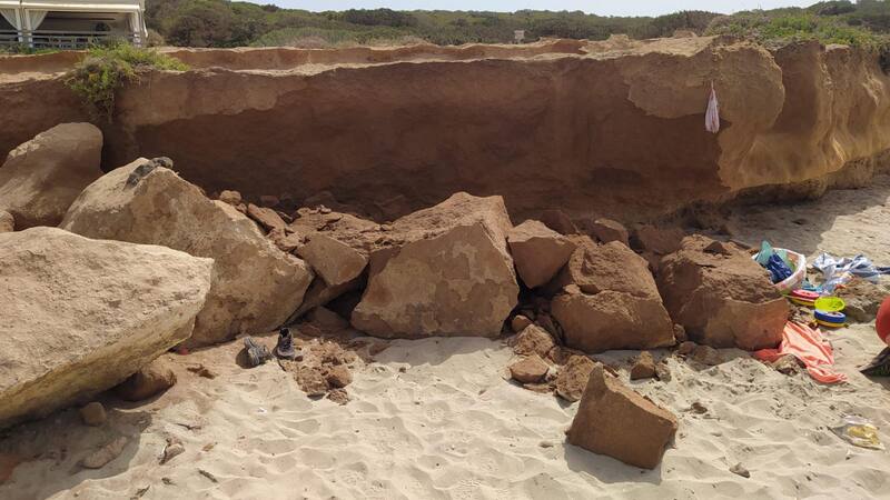 Muere bebé de dos meses por desprendimiento de rocas en la playa.