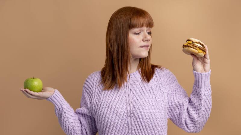 Consumir menos calorías de las necesarias obliga al cuerpo a usar las reservas de grasa como combustible.