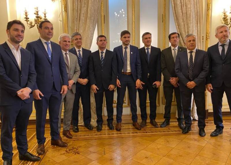 Los gobernadores de Juntos por el Cambio posaron antes de la reunión.