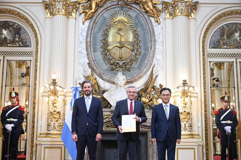 El embajador de Corea del Sur al recibir las cartas credenciales de manos del presidente Alberto Fernández